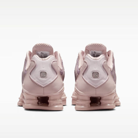 Sneaker Nike Shox TL nella colorazione Particle Rose con dettagli in argento metallizzato e suola con colonne ammortizzanti integrali.