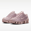Sneaker Nike Shox TL nella colorazione Particle Rose con dettagli in argento metallizzato e suola con colonne ammortizzanti integrali.