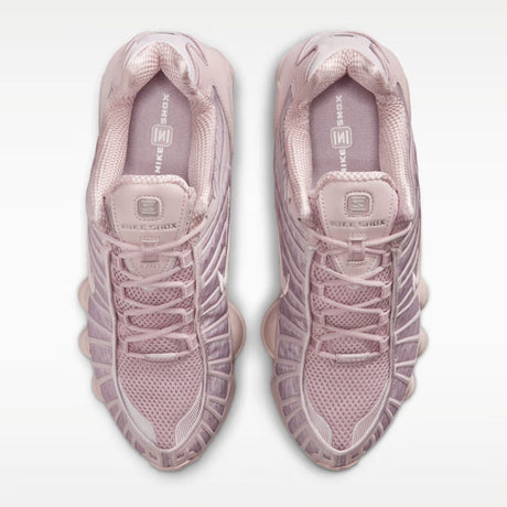 Sneaker Nike Shox TL nella colorazione Particle Rose con dettagli in argento metallizzato e suola con colonne ammortizzanti integrali.