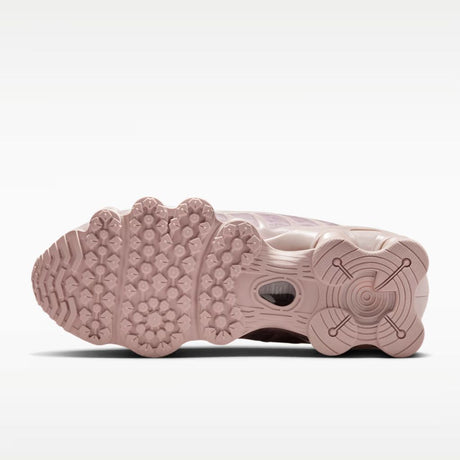 Sneaker Nike Shox TL nella colorazione Particle Rose con dettagli in argento metallizzato e suola con colonne ammortizzanti integrali.