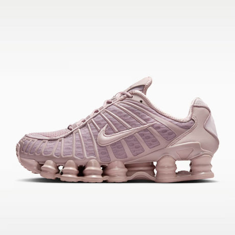 Sneaker Nike Shox TL nella colorazione Particle Rose con dettagli in argento metallizzato e suola con colonne ammortizzanti integrali.