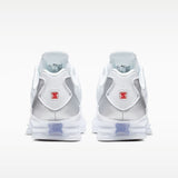 Sneaker Nike Shox TL total white con gabbia in TPU e dettagli argento metallizzato, caratterizzata dall'intersuola a colonne ammortizzanti su tutta la lunghezza.