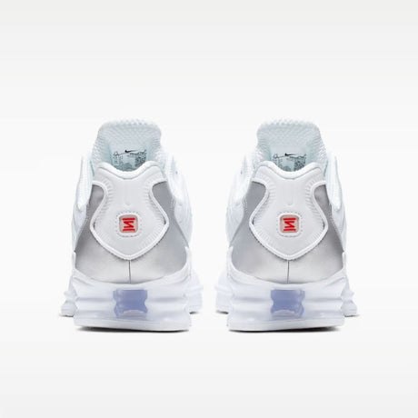 Sneaker Nike Shox TL total white con gabbia in TPU e dettagli argento metallizzato, caratterizzata dall'intersuola a colonne ammortizzanti su tutta la lunghezza.