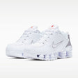 Sneaker Nike Shox TL total white con gabbia in TPU e dettagli argento metallizzato, caratterizzata dall'intersuola a colonne ammortizzanti su tutta la lunghezza.