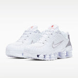 Sneaker Nike Shox TL total white con gabbia in TPU e dettagli argento metallizzato, caratterizzata dall'intersuola a colonne ammortizzanti su tutta la lunghezza.