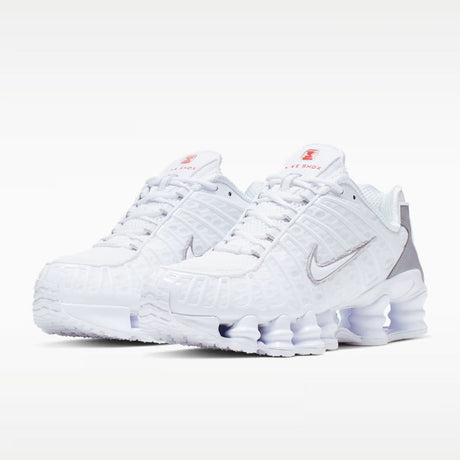 Sneaker Nike Shox TL total white con gabbia in TPU e dettagli argento metallizzato, caratterizzata dall'intersuola a colonne ammortizzanti su tutta la lunghezza.