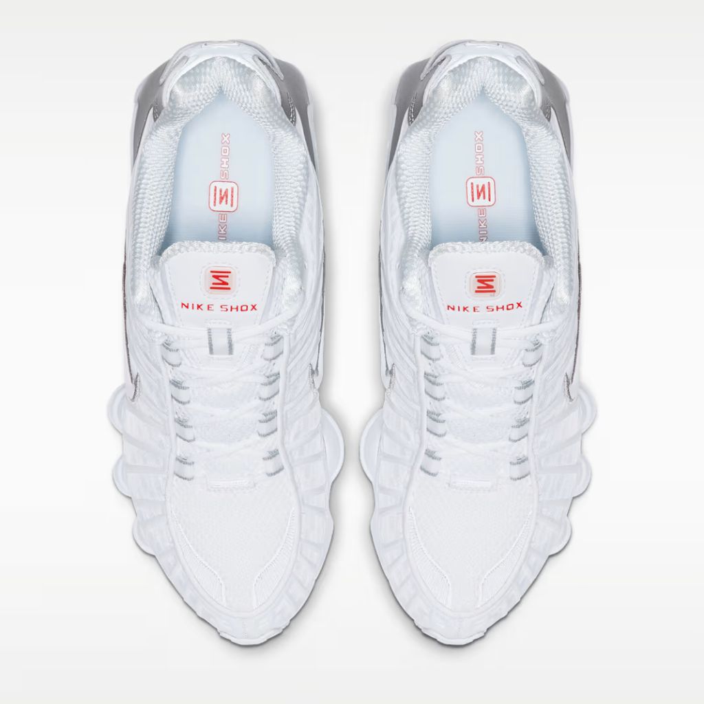 Sneaker Nike Shox TL total white con gabbia in TPU e dettagli argento metallizzato, caratterizzata dall'intersuola a colonne ammortizzanti su tutta la lunghezza.