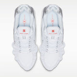 Sneaker Nike Shox TL total white con gabbia in TPU e dettagli argento metallizzato, caratterizzata dall'intersuola a colonne ammortizzanti su tutta la lunghezza.