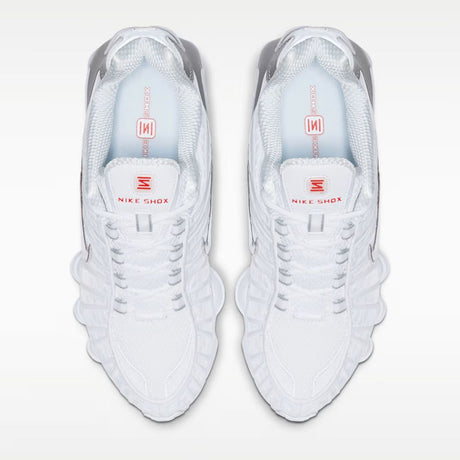 Sneaker Nike Shox TL total white con gabbia in TPU e dettagli argento metallizzato, caratterizzata dall'intersuola a colonne ammortizzanti su tutta la lunghezza.