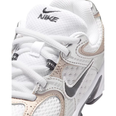 Sneakers Nike da bambino bianche con inserti argento