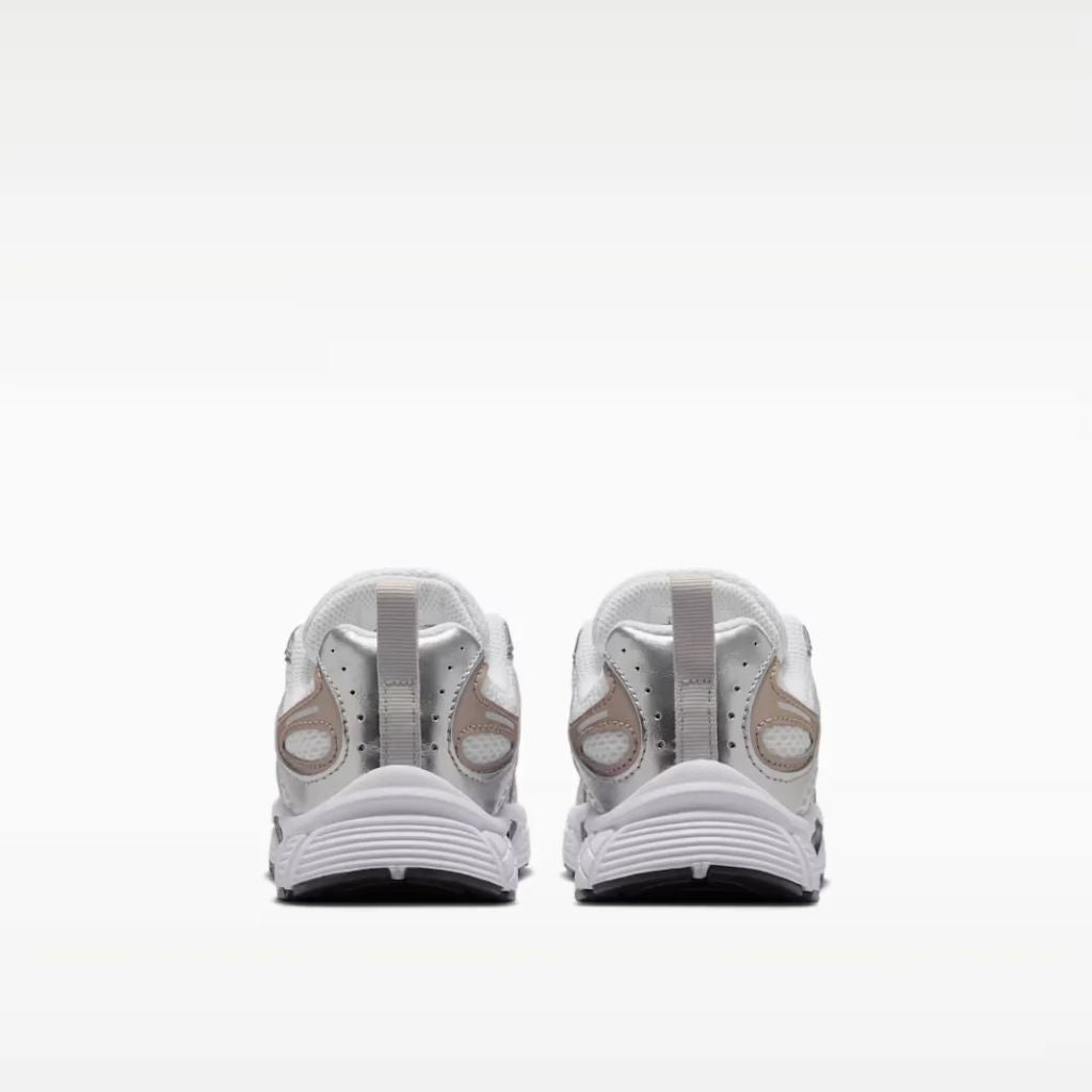 Sneakers Nike da bambino bianche con inserti argento