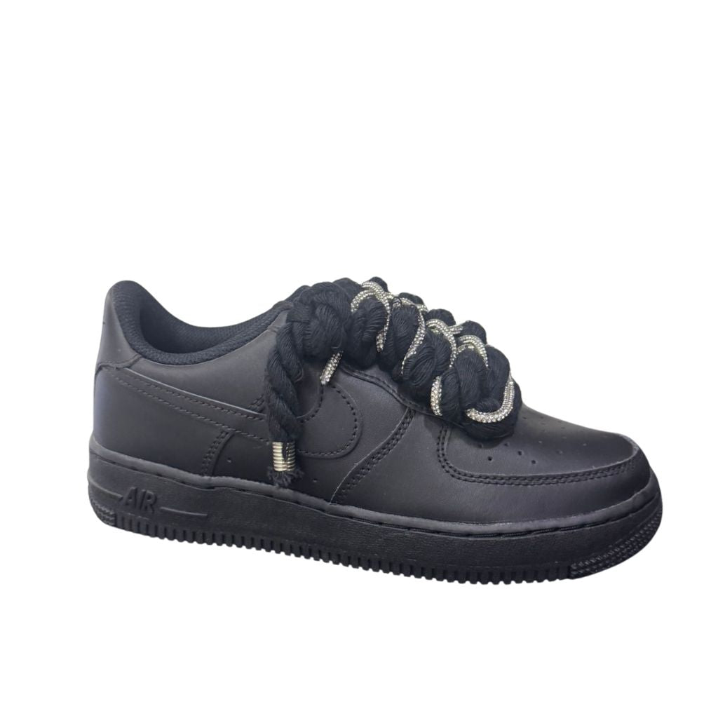 Nike Air Force 1 Low nera con lacci corda e strass argento
