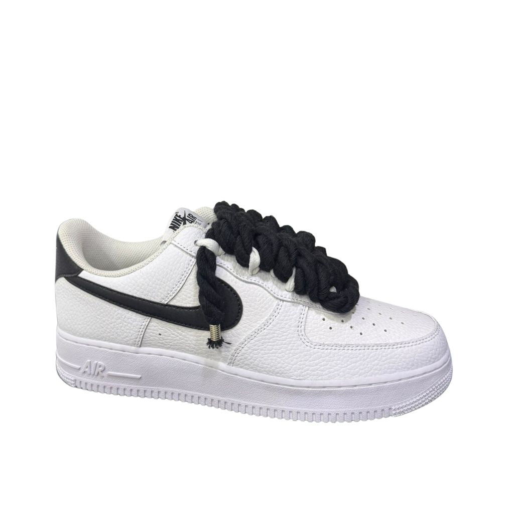Nike Air Force 1 Low bianca con swoosh nero e lacci corda