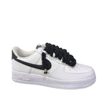 Nike Air Force 1 Low bianca con swoosh nero e lacci corda