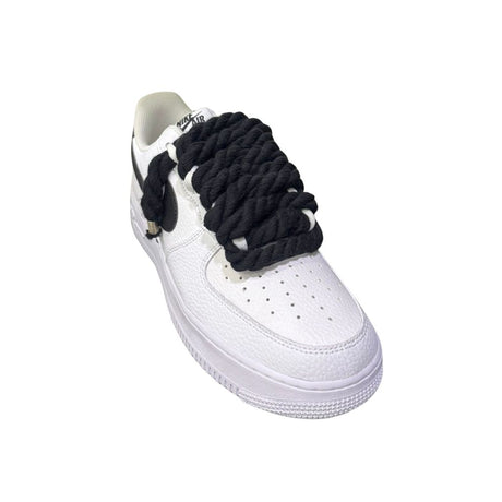 Nike Air Force 1 Low bianca con swoosh nero e lacci corda
