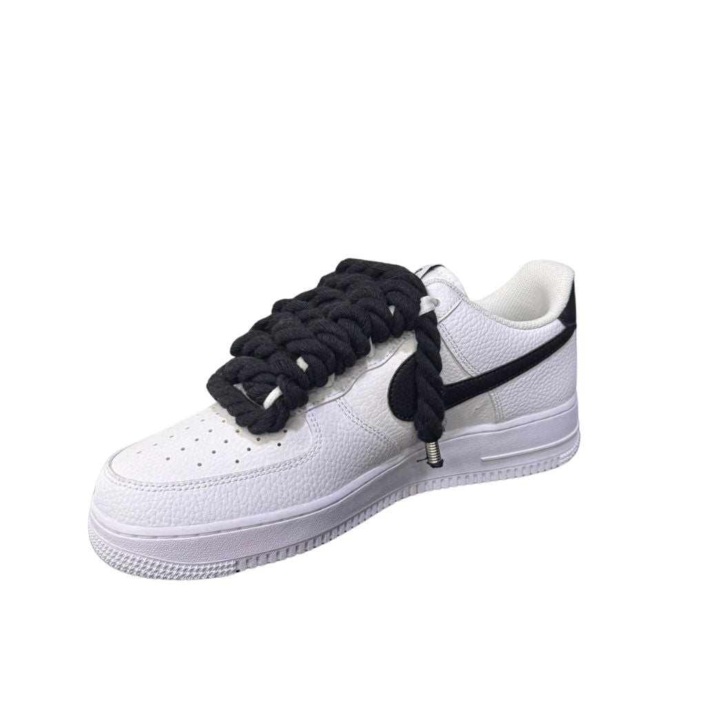 Nike Air Force 1 Low bianca con swoosh nero e lacci corda