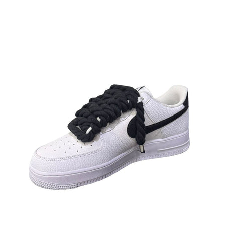 Nike Air Force 1 Low bianca con swoosh nero e lacci corda