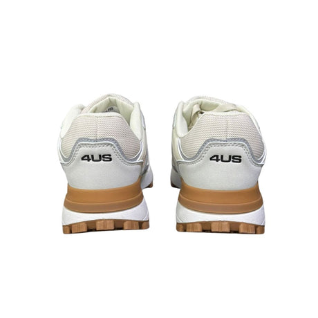 Sneakers da uomo Paciotti 4US bianche in mesh e ecopelle con dettagli color cuoio, logo laterale esteso e suola sportiva tipo running.