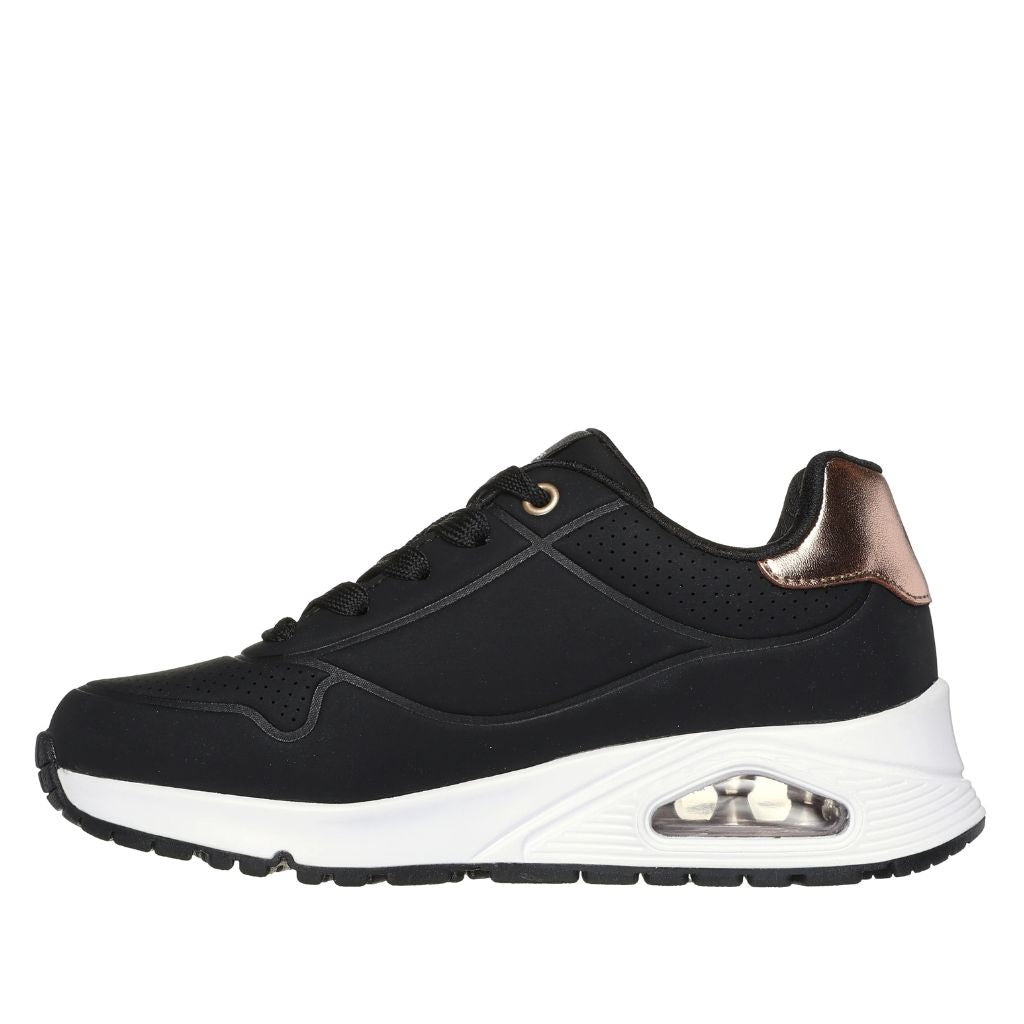 Sneaker Skechers Uno nera con intersuola bianca e dettaglio rose gold