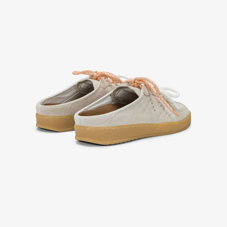 Sneaker Sabot Sun68 California in suede beige con suola in gomma, charm dorato logato e lacci intercambiabili bianchi e salmone.