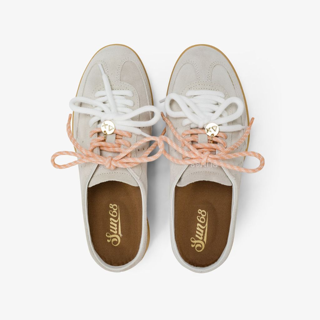 Sneaker Sabot Sun68 California in suede beige con suola in gomma, charm dorato logato e lacci intercambiabili bianchi e salmone.
