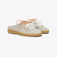 Sneaker Sabot Sun68 California in suede beige con suola in gomma, charm dorato logato e lacci intercambiabili bianchi e salmone.