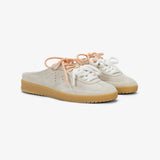 Sneaker Sabot Sun68 California in suede beige con suola in gomma, charm dorato logato e lacci intercambiabili bianchi e salmone.