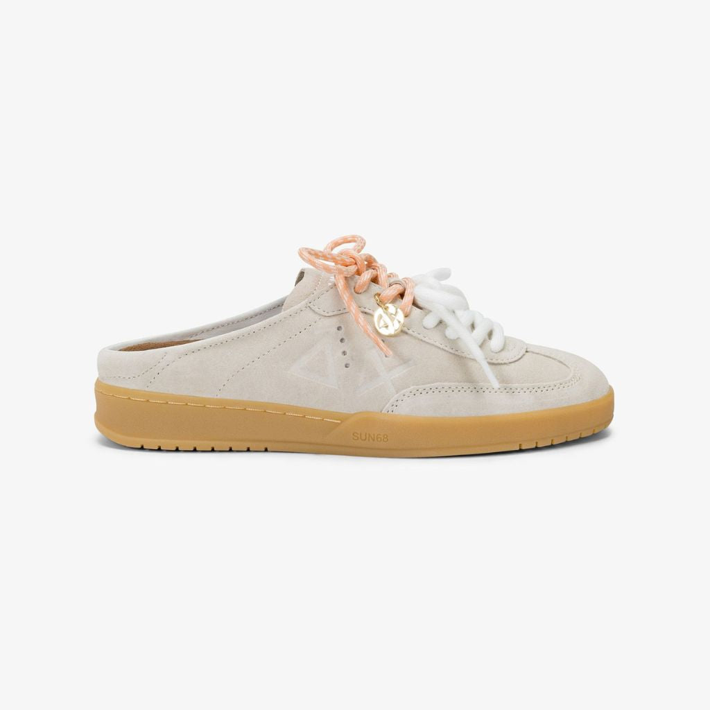 Sneaker Sabot Sun68 California in suede beige con suola in gomma, charm dorato logato e lacci intercambiabili bianchi e salmone.