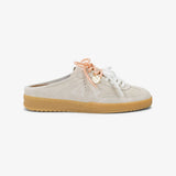 Sneaker Sabot Sun68 California in suede beige con suola in gomma, charm dorato logato e lacci intercambiabili bianchi e salmone.