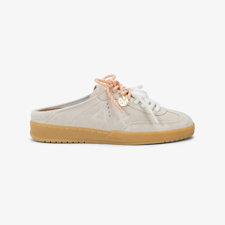 Sneaker Sabot Sun68 California in suede beige con suola in gomma, charm dorato logato e lacci intercambiabili bianchi e salmone.