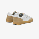 Sneaker Sun68 California in pelle bianca con inserti suede beige e suola in gomma e charm dorato logato sui lacci.