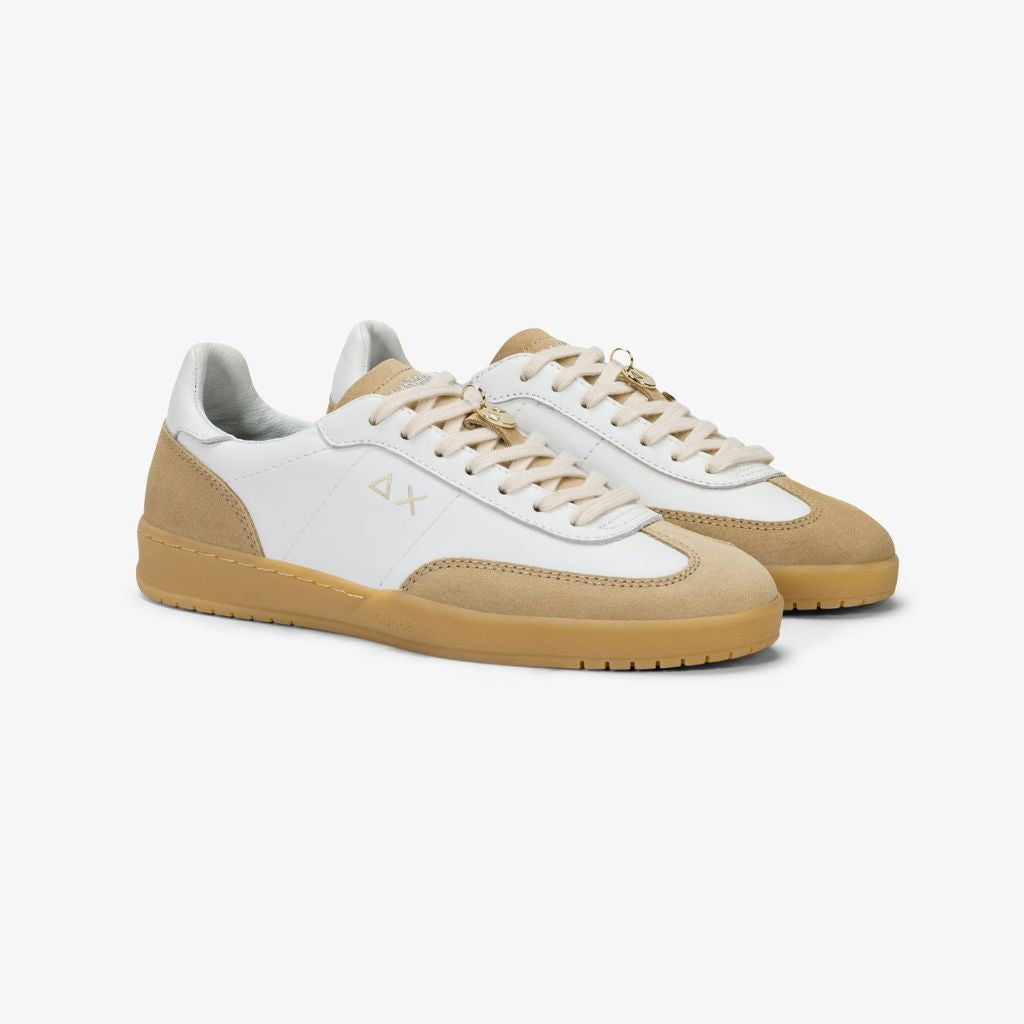 Sneaker Sun68 California in pelle bianca con inserti suede beige e suola in gomma e charm dorato logato sui lacci.
