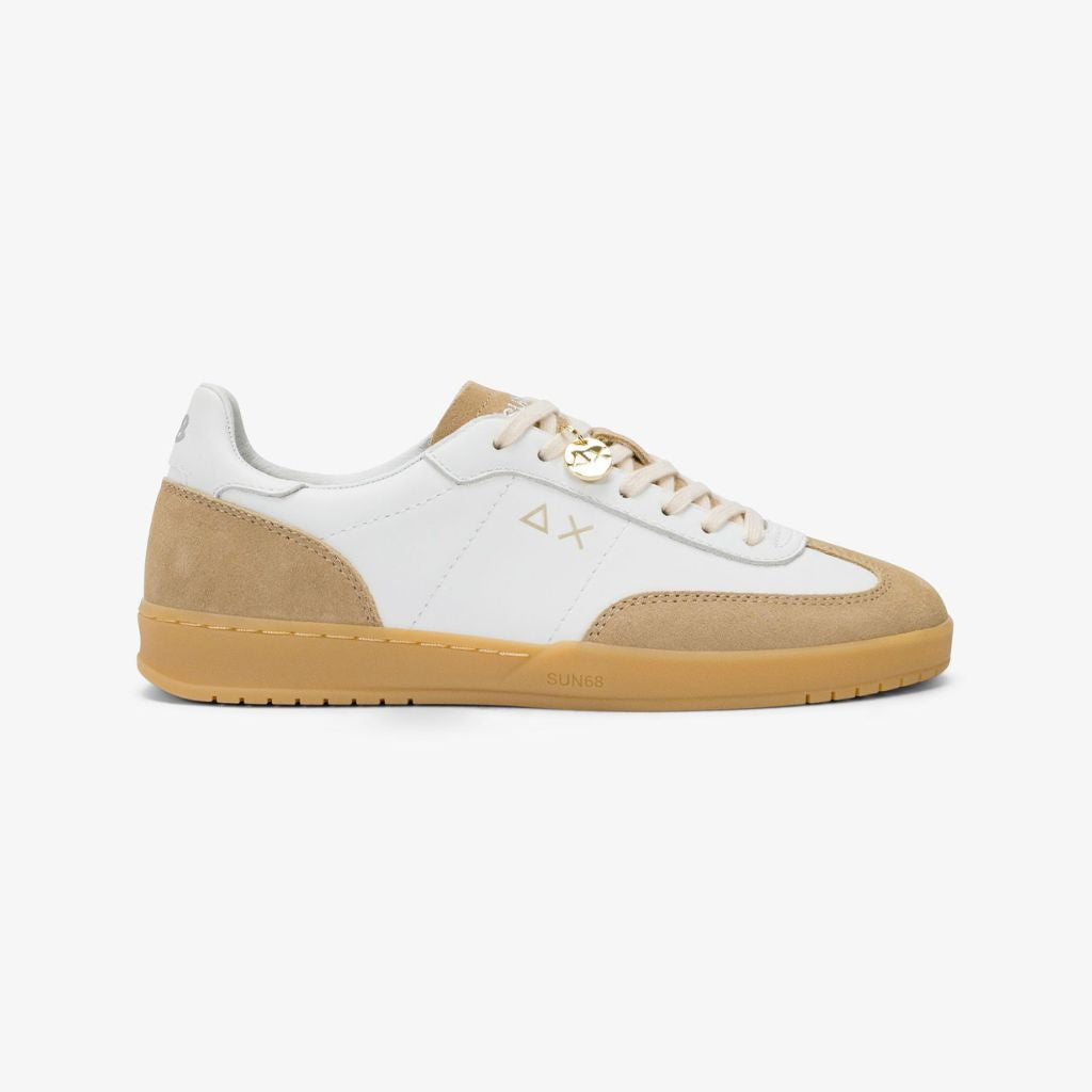 Sneaker Sun68 California in pelle bianca con inserti suede beige e suola in gomma e charm dorato logato sui lacci.