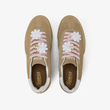 Sneaker donna Sun68 California beige in suede con lacci rosa, fiori intrecciati, charm dorato e suola in gomma coordinata