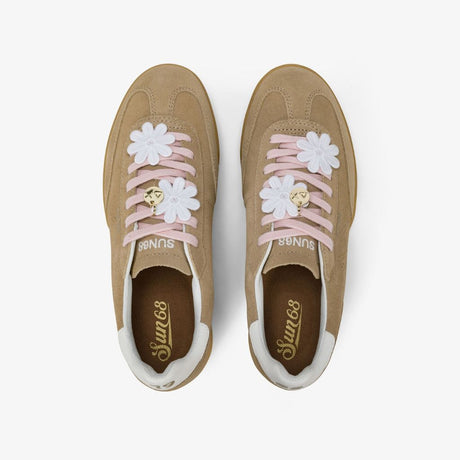 Sneaker donna Sun68 California beige in suede con lacci rosa, fiori intrecciati, charm dorato e suola in gomma coordinata