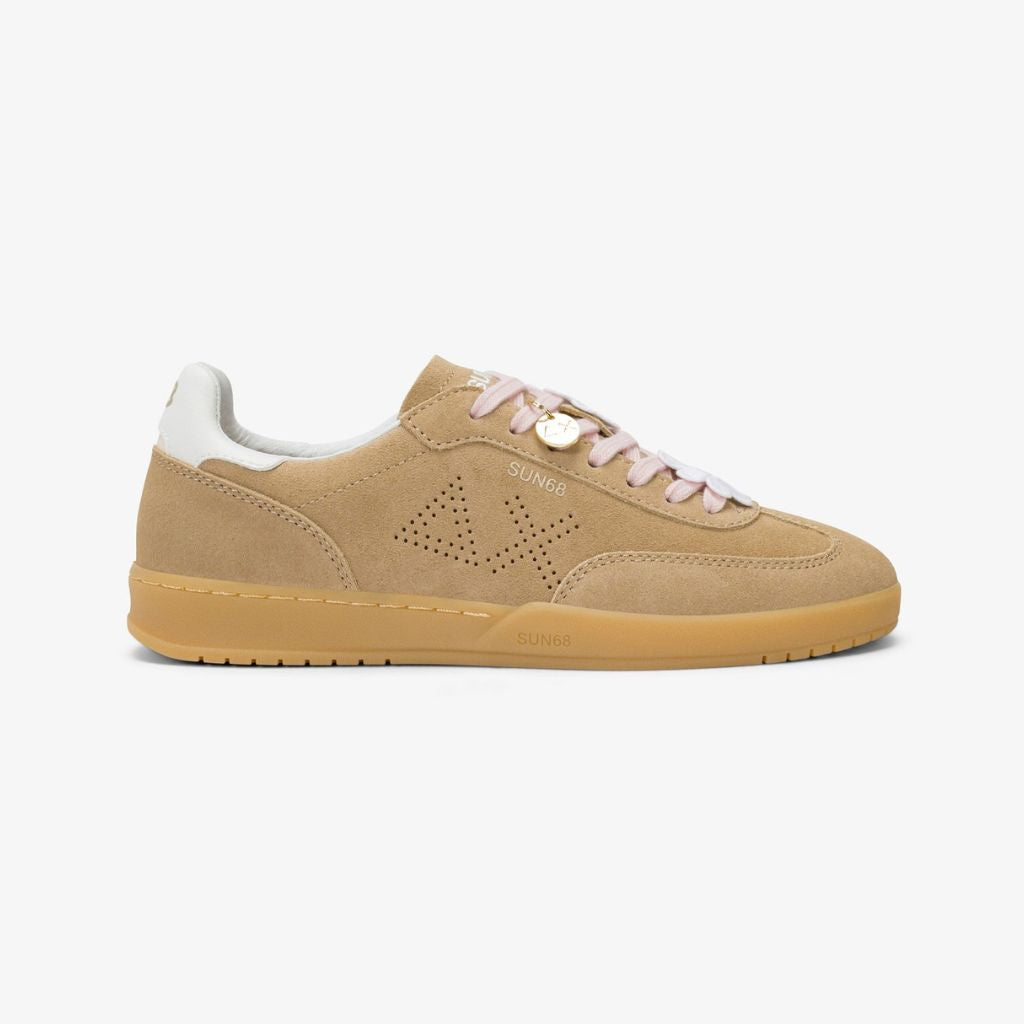 Sneaker donna Sun68 California beige in suede con lacci rosa, fiori intrecciati, charm dorato e suola in gomma coordinata