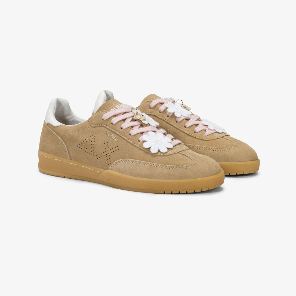 Sneaker donna Sun68 California beige in suede con lacci rosa, fiori intrecciati, charm dorato e suola in gomma coordinata