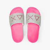 Primo piano di ciabatte estive SUN68 con fascia fuxia impreziosita da una fitta trama di mini strass luccicanti su suola ergonomica.