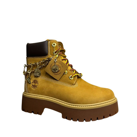 Stivale Timberland Platform Stone Street in nabuk giallo grano con catena dorata decorativa, charm e suola chunky marrone
