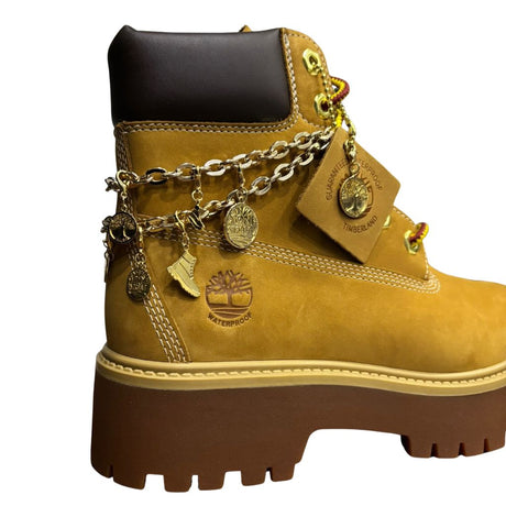 Stivale Timberland Platform Stone Street in nabuk giallo grano con catena dorata decorativa, charm e suola chunky marrone