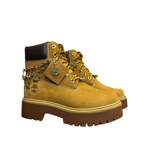 Stivale Timberland Platform Stone Street in nabuk giallo grano con catena dorata decorativa, charm e suola chunky marrone