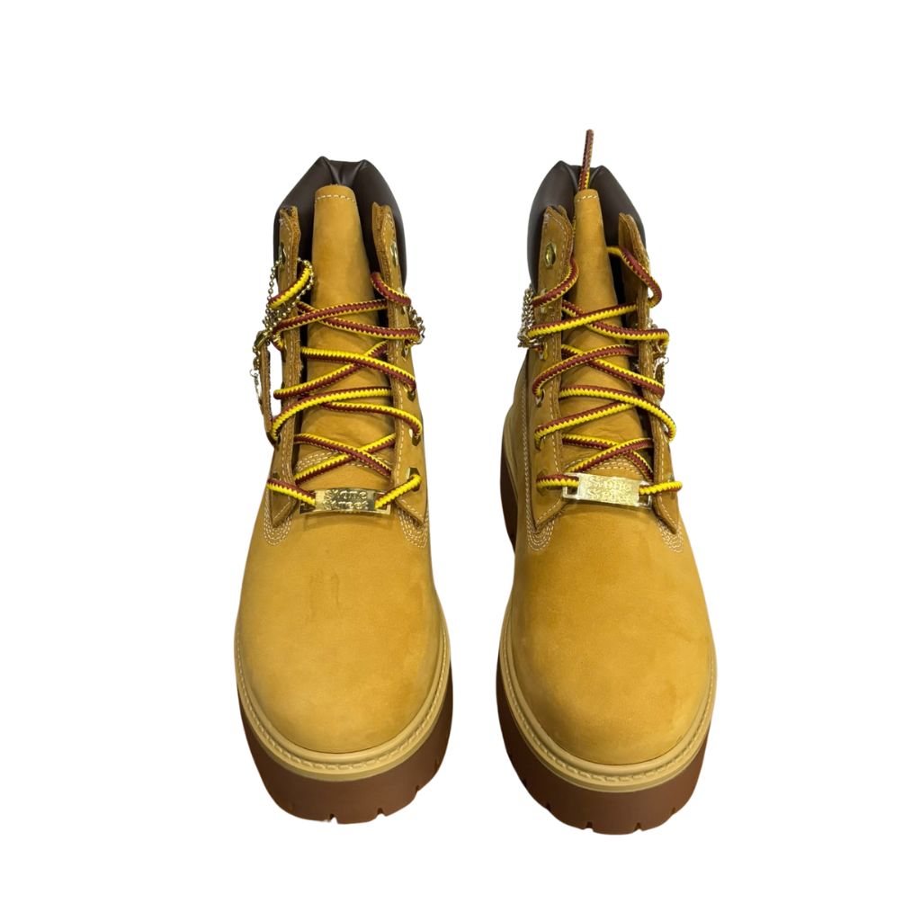 Stivale Timberland Platform Stone Street in nabuk giallo grano con catena dorata decorativa, charm e suola chunky marrone