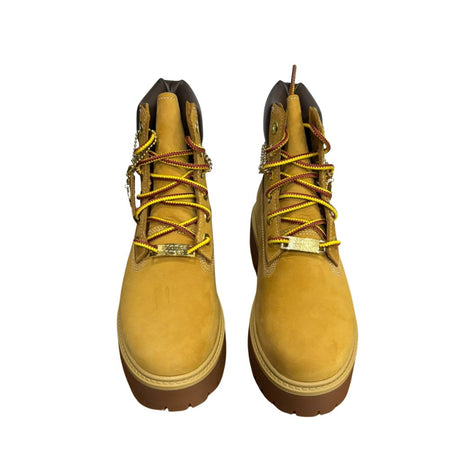 Stivale Timberland Platform Stone Street in nabuk giallo grano con catena dorata decorativa, charm e suola chunky marrone