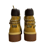 Stivale Timberland Platform Stone Street in nabuk giallo grano con catena dorata decorativa, charm e suola chunky marrone