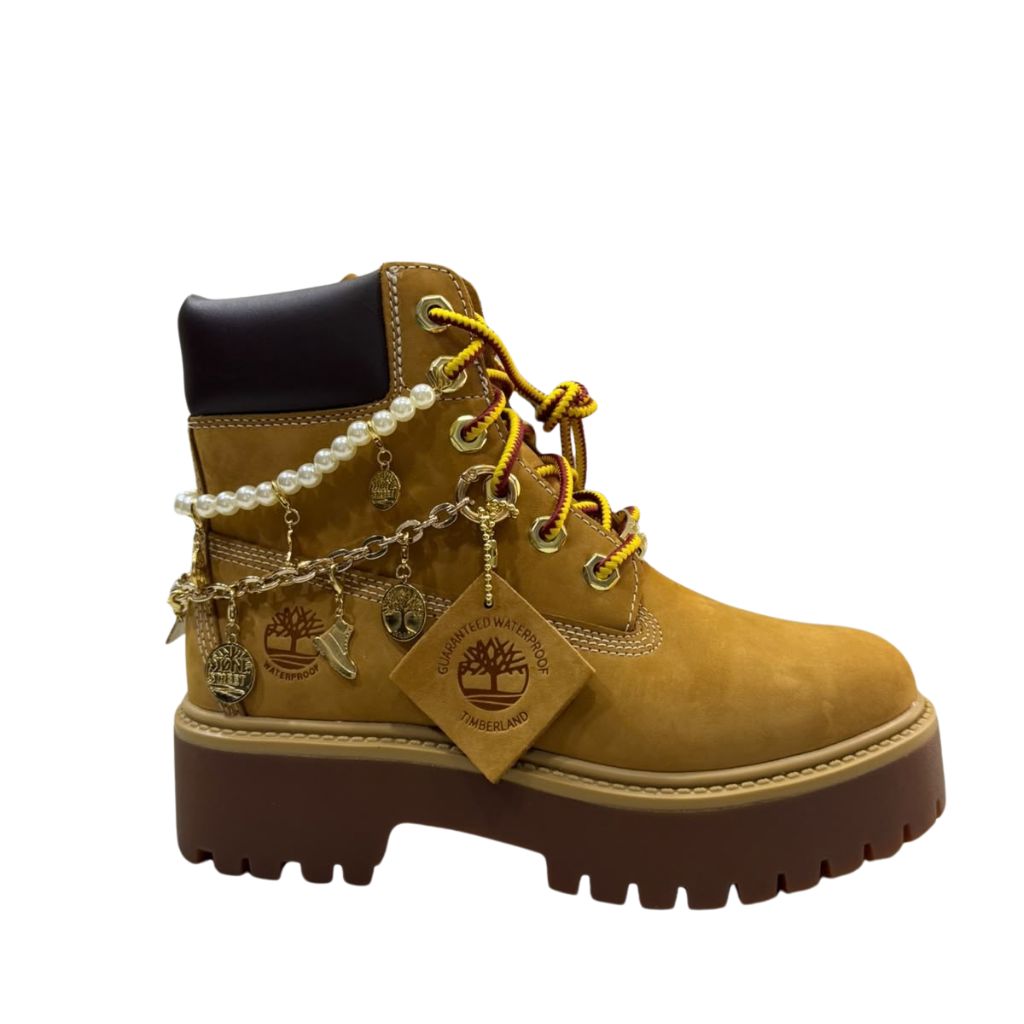 Stivale Timberland wheat con catena decorativa e charm dorati