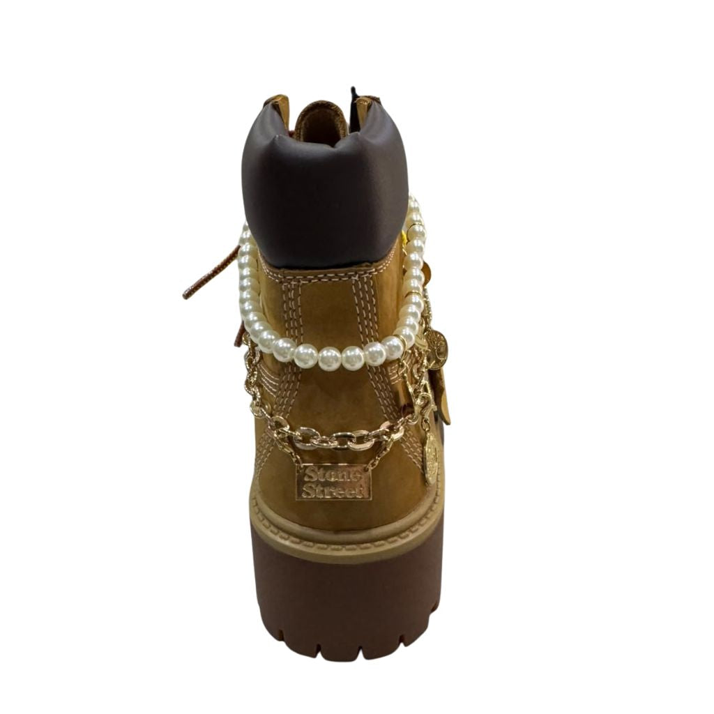 Stivale Timberland wheat con catena decorativa e charm dorati