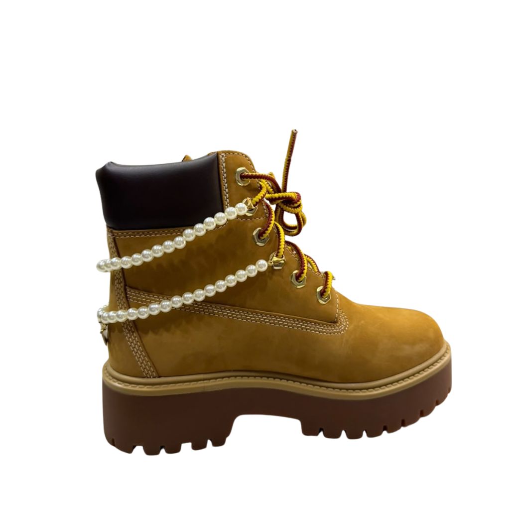 Stivale Timberland wheat con collana di perle e charm dorati