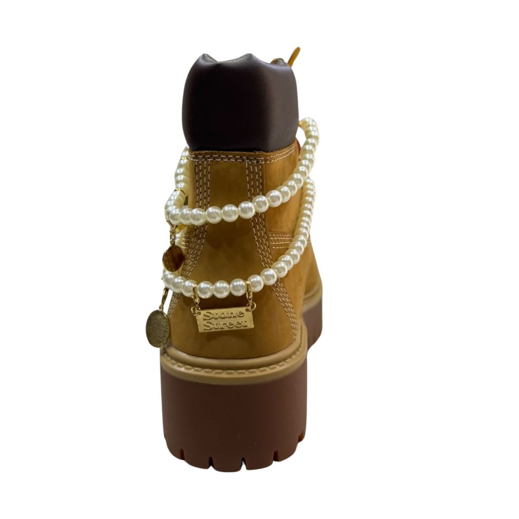 Stivale Timberland wheat con collana di perle e charm dorati