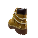 Stivale Timberland wheat con collana di perle e charm dorati
