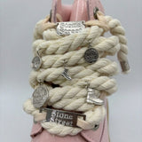 Stivale Timberland Platform Stone Street in vernice rosa cipria con lacci a corda, charm in metallo argento e suola platform